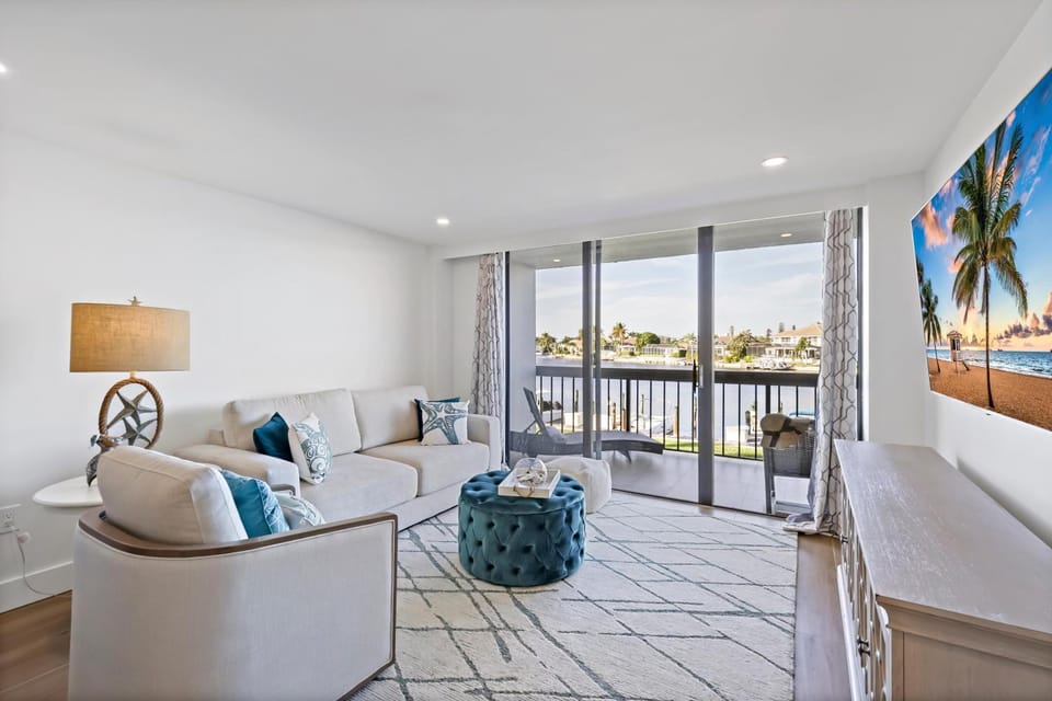 Relaxing condo with pool, bay view and steps to beach House in Marco Island