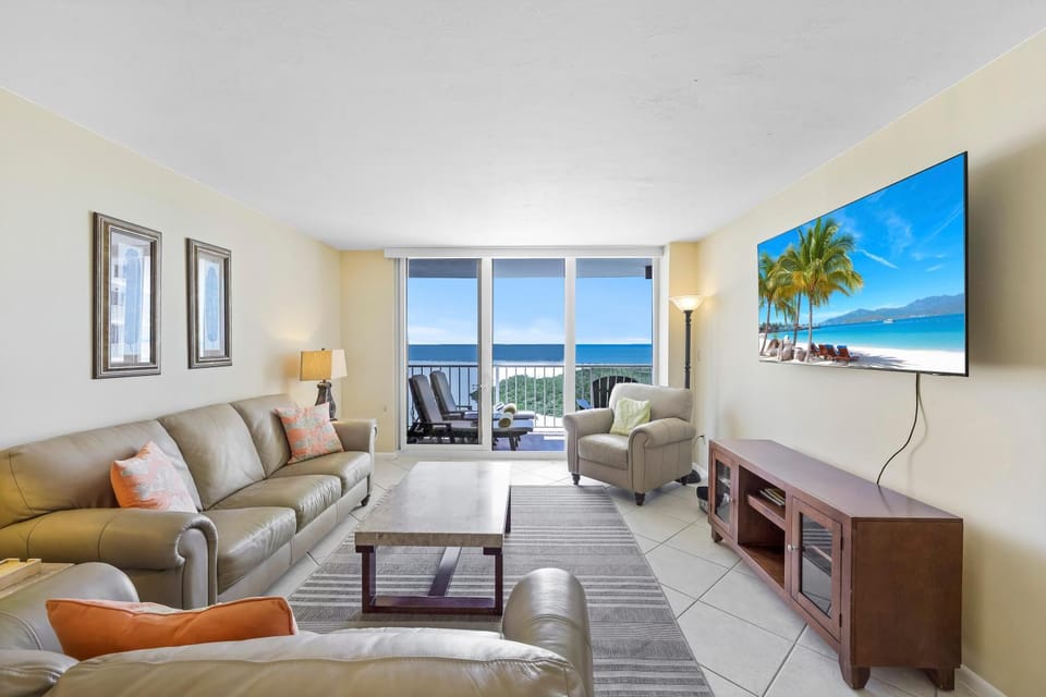 Stylish beachfront condo with pool and ocean views House in Marco Island