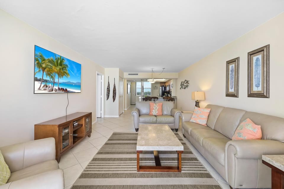 Stylish beachfront condo with pool and ocean views House in Marco Island