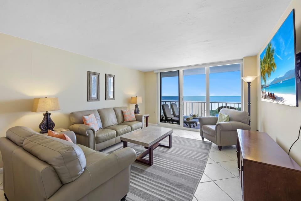 Stylish beachfront condo with pool and ocean views House in Marco Island
