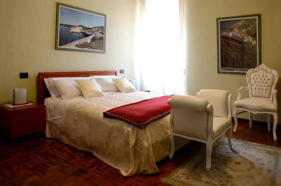 Photo of the whole room, Decorative detail