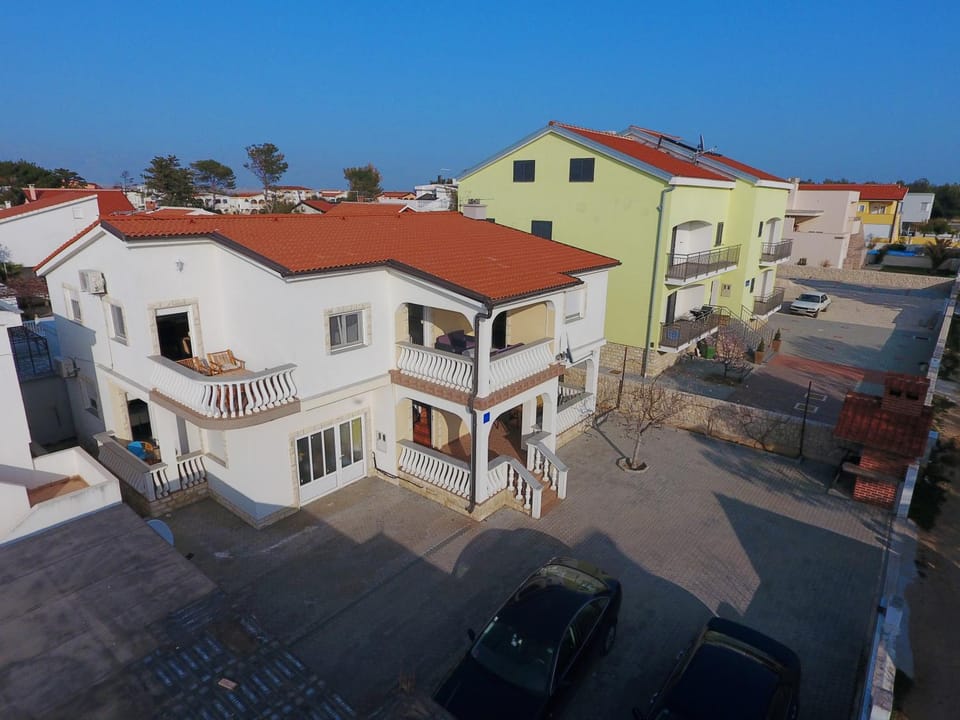 Property building, Day, Neighbourhood, Bird's eye view, Location, Parking
