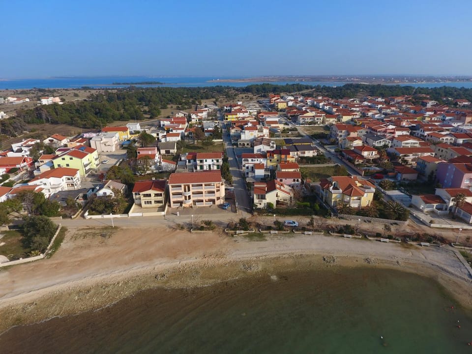 Property building, Neighbourhood, Natural landscape, Bird's eye view, Beach, City view, Sea view, Street view, Location