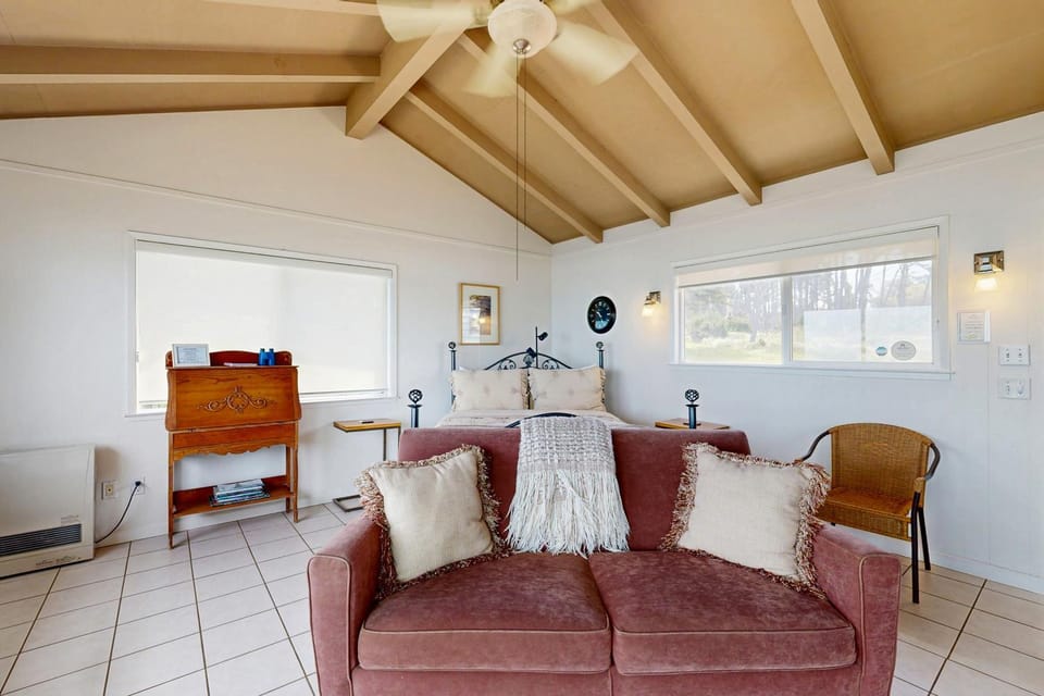 Relaxing Oceanfront Retreat with Hot Tub House in Mendocino County