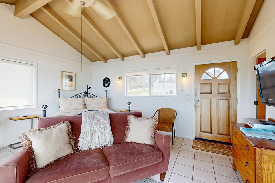 Relaxing Oceanfront Retreat with Hot Tub House in Mendocino County