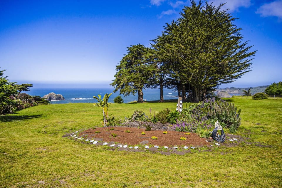 Large Oceanfront Bluff Home - Hot Tub Kids Room House in Elk