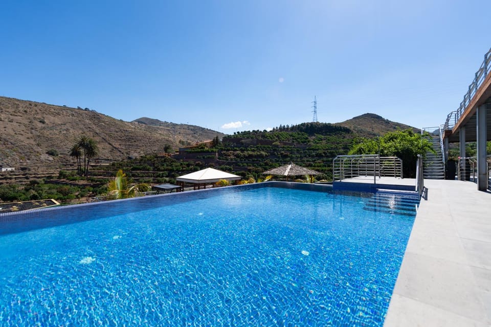 Property building, Natural landscape, Mountain view, Pool view, Swimming pool, Swimming pool, sunbed