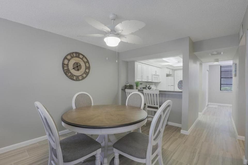 Peaceful condo with pool and steps to Tigertail Beach House in Marco Island