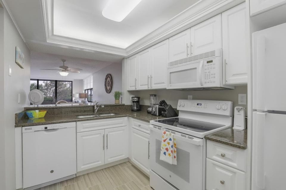 Peaceful condo with pool and steps to Tigertail Beach House in Marco Island