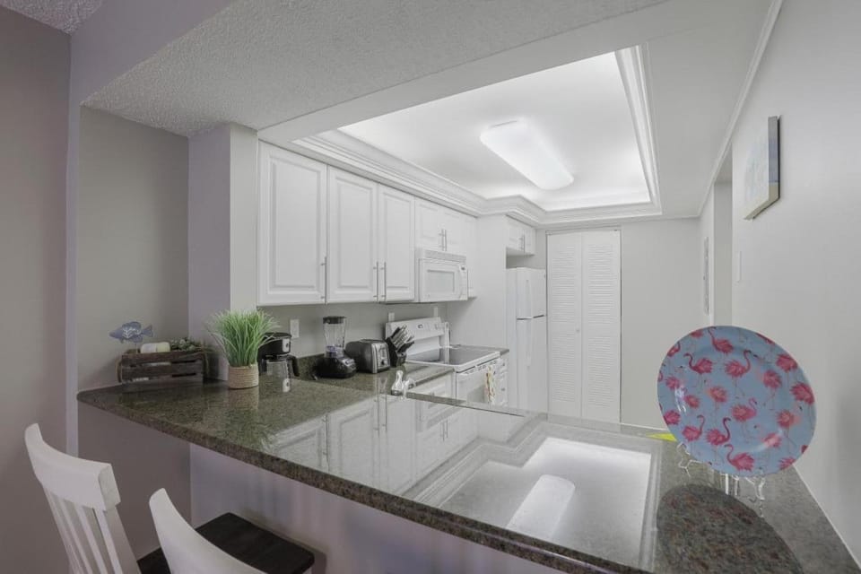 Peaceful condo with pool and steps to Tigertail Beach House in Marco Island