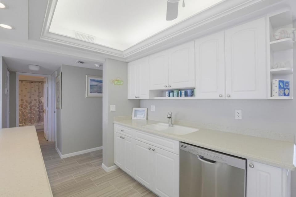 Ideal beachfront condo with pool and two balconies House in Marco Island