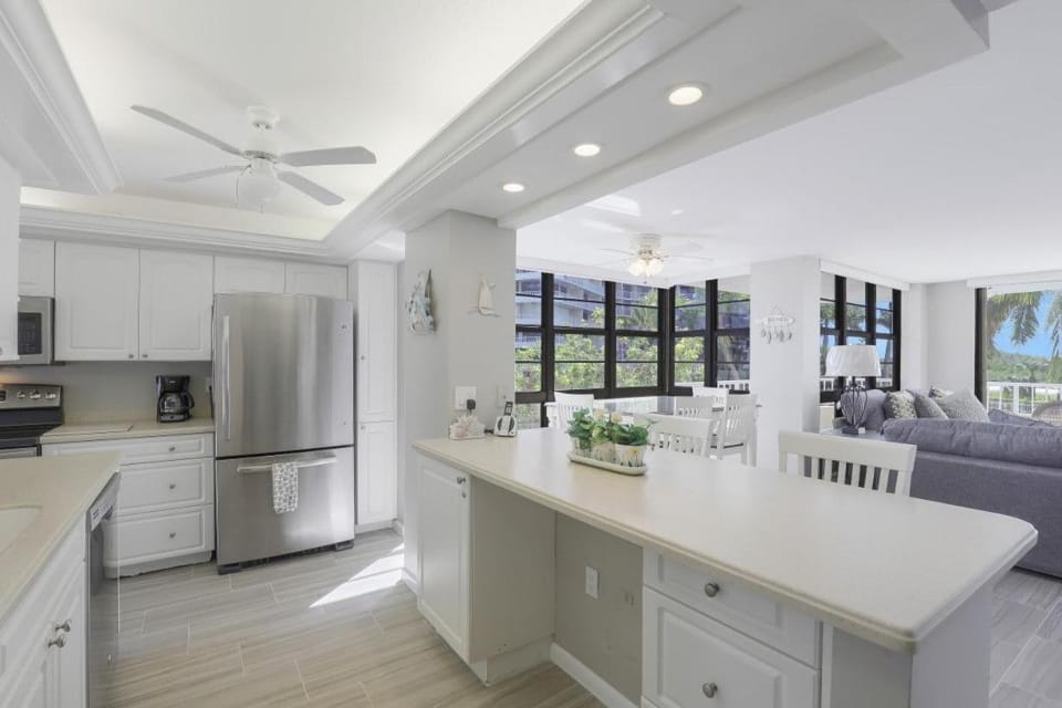 Ideal beachfront condo with pool and two balconies House in Marco Island
