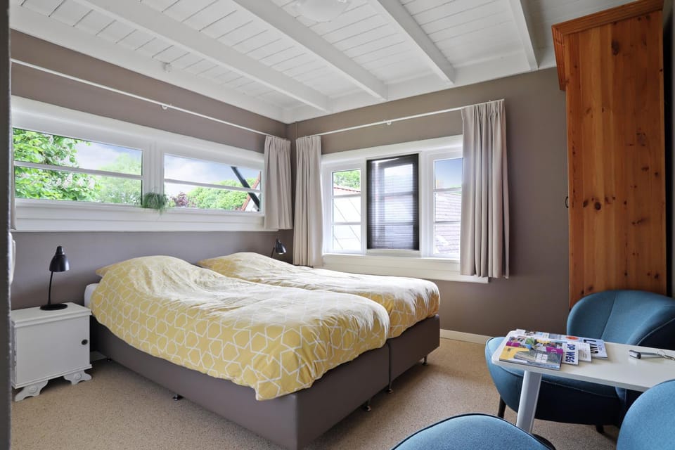 Bed, Photo of the whole room, Seating area, Bedroom