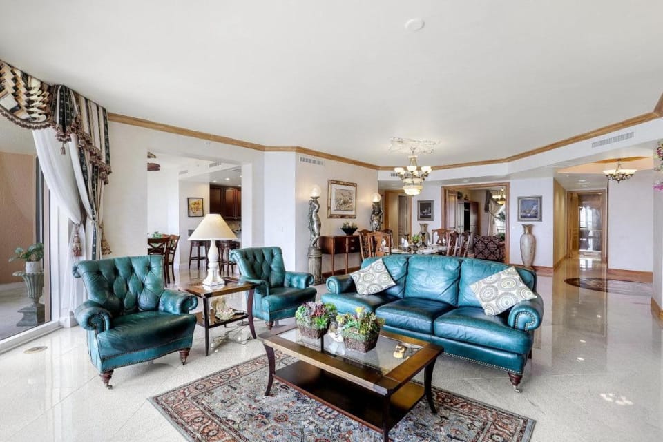 Beauty meets splendor in this beachfront condo House in Marco Island