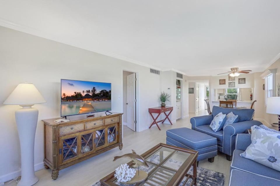 Bright condo in community with pool/steps to beach House in Marco Island
