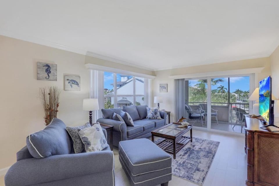 Bright condo in community with pool/steps to beach House in Marco Island