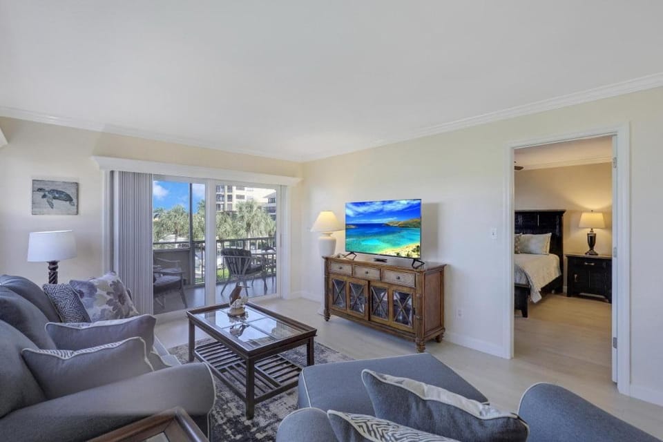 Bright condo in community with pool/steps to beach House in Marco Island