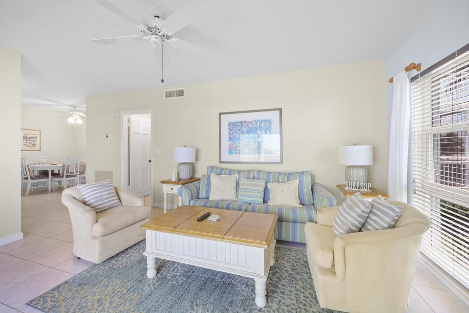 Bungalow-style beachfront condo with pool House in Marco Island