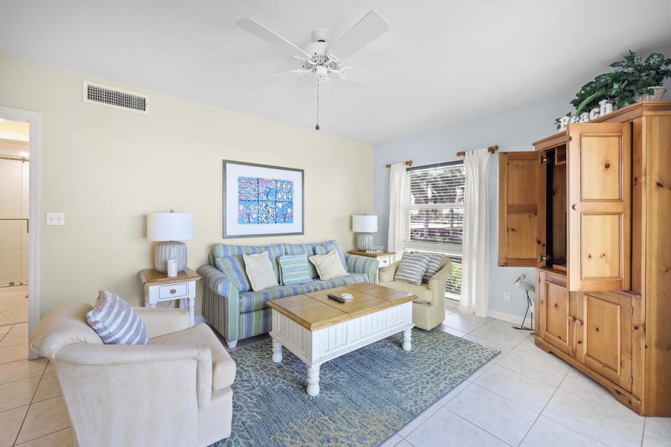 Bungalow-style beachfront condo with pool House in Marco Island
