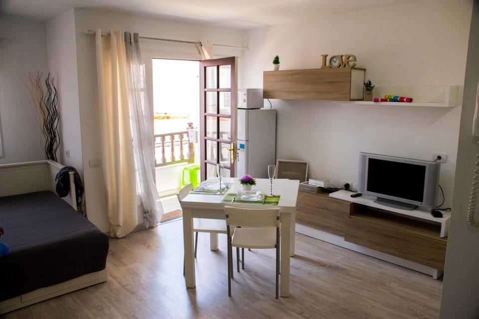 Communal lounge/ TV room, Living room, Dining area