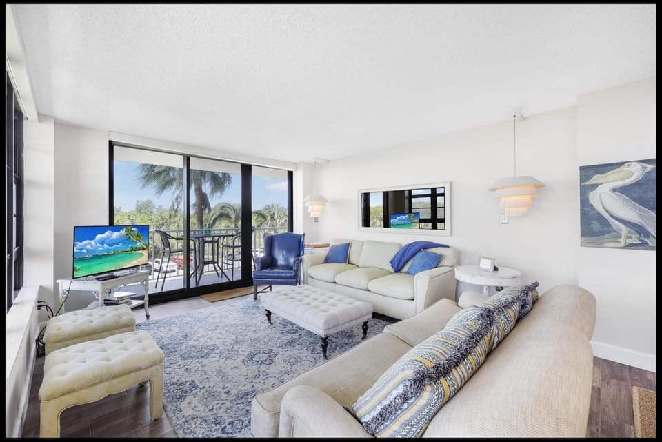 Beachfront condo with pool and wraparound balcony House in Marco Island