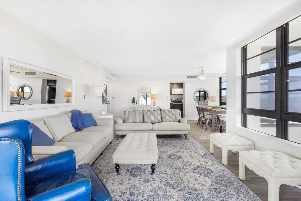 Beachfront condo with pool and wraparound balcony House in Marco Island