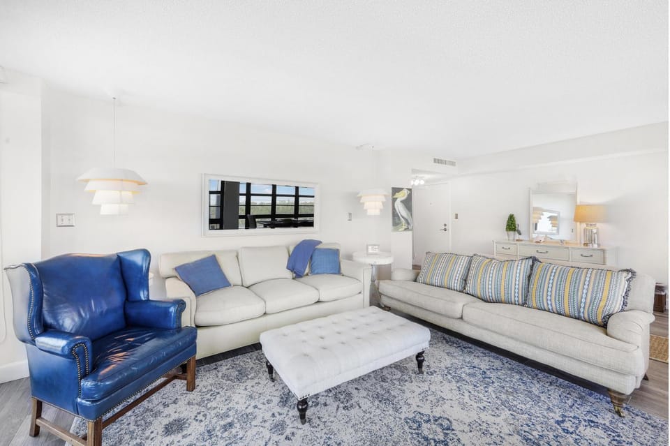 Beachfront condo with pool and wraparound balcony House in Marco Island