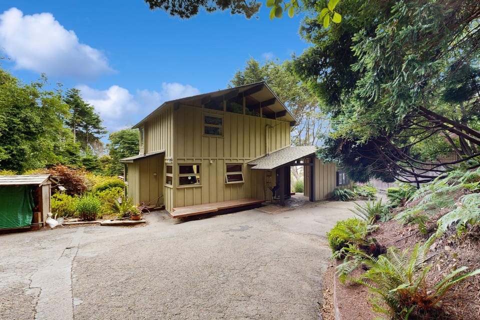 Oceanview Mendocino Artist Retreat - Garden Deck House in Mendocino County