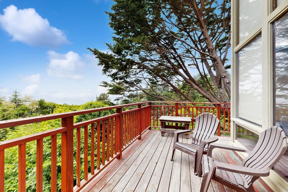 Oceanview Mendocino Artist Retreat - Garden Deck House in Mendocino County