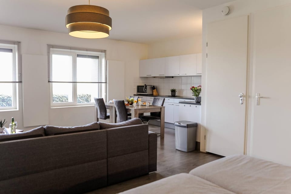 Coffee/tea facilities, Living room, Seating area, Dining area