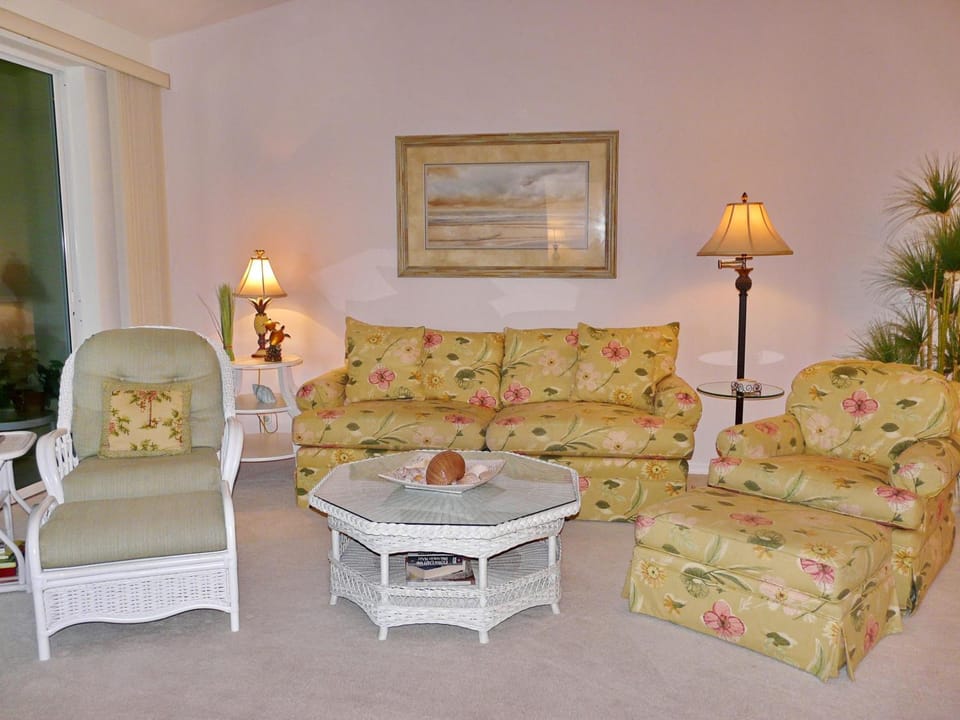 Quiet, gated community with pool and tennis courts House in Marco Island