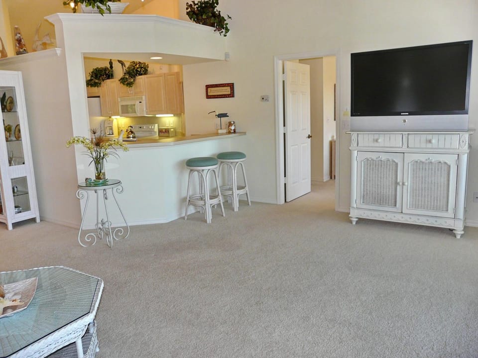 Quiet, gated community with pool and tennis courts House in Marco Island
