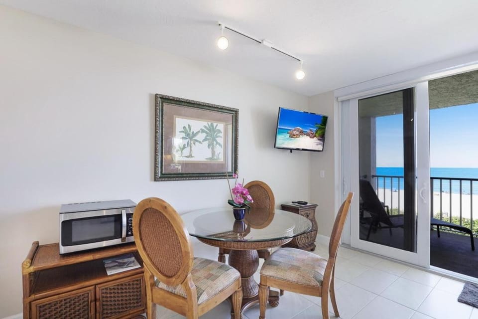 Luxurious beachfront condo with glorious ocean views House in Marco Island