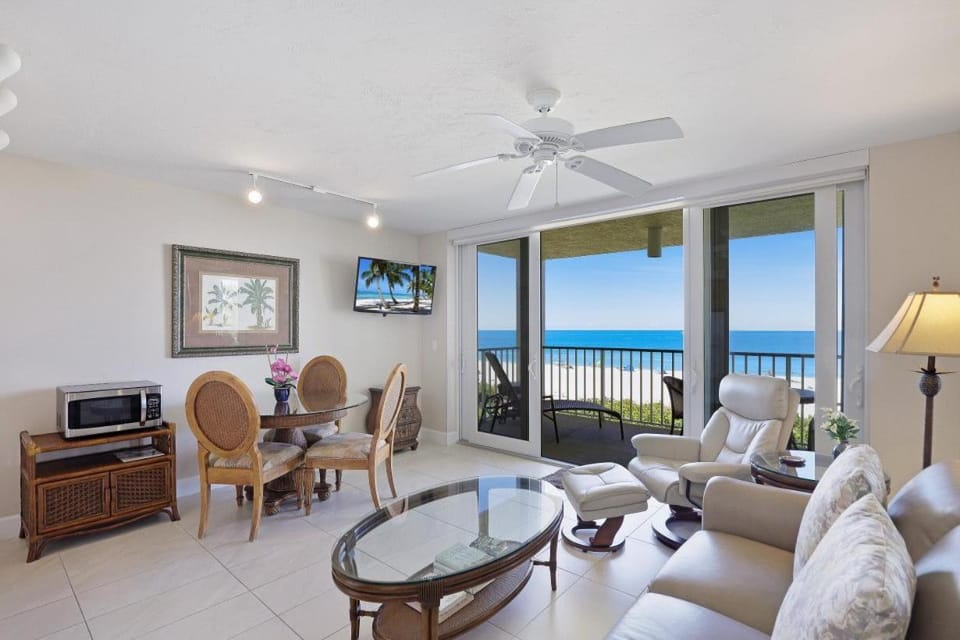 Luxurious beachfront condo with glorious ocean views House in Marco Island