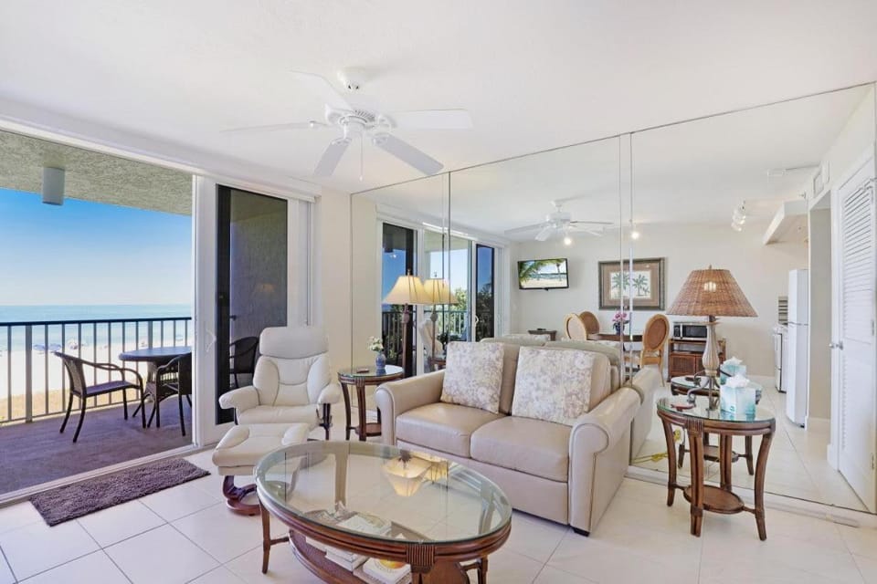 Luxurious beachfront condo with glorious ocean views House in Marco Island