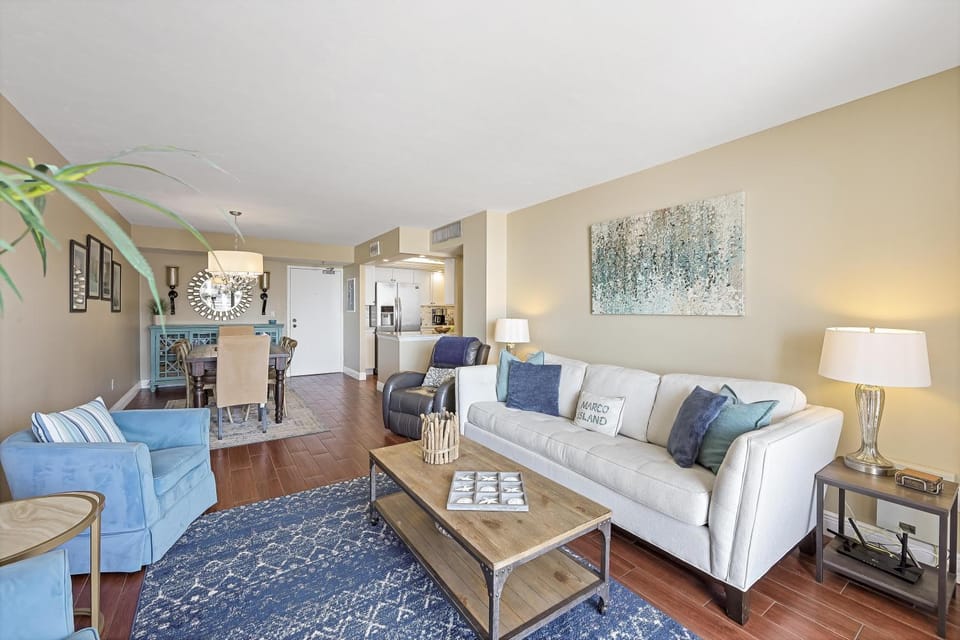 Relaxing beachfront condo with pool and ocean views House in Marco Island