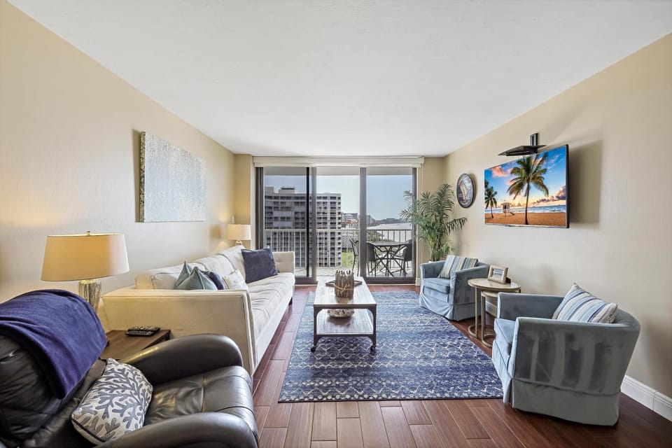 Relaxing beachfront condo with pool and ocean views House in Marco Island