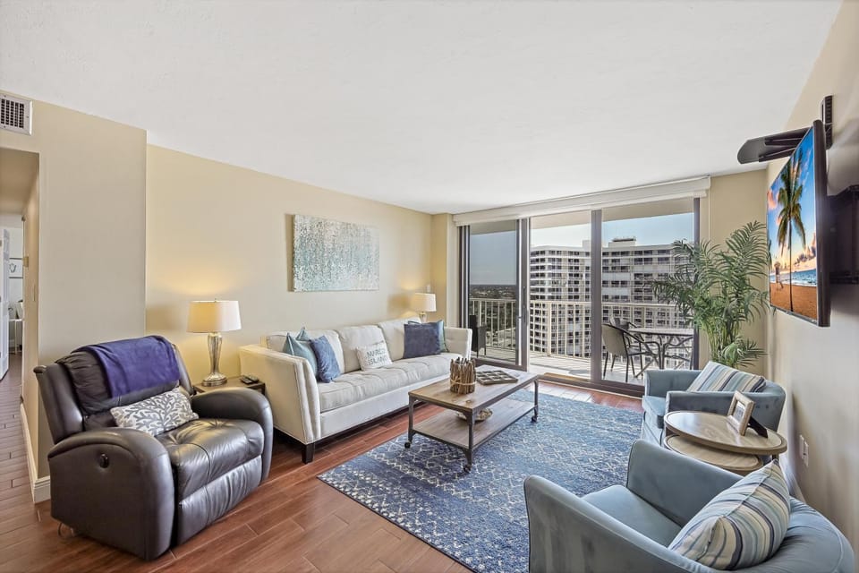 Relaxing beachfront condo with pool and ocean views House in Marco Island