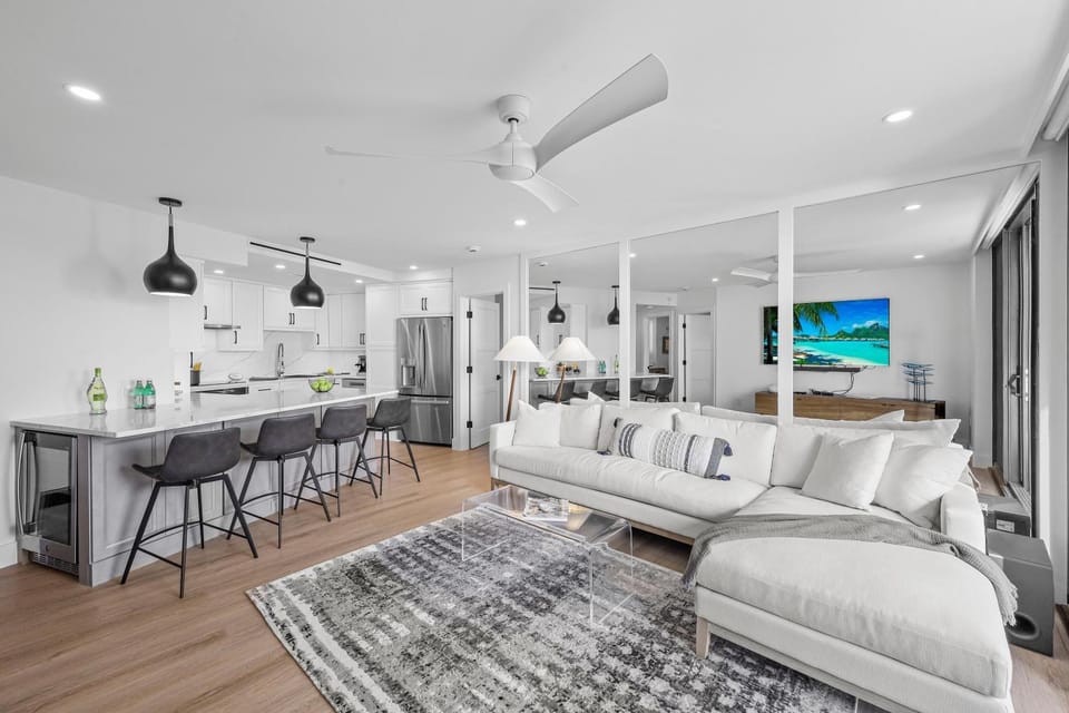 Beachfront condo with views of beach and spacious pool House in Marco Island