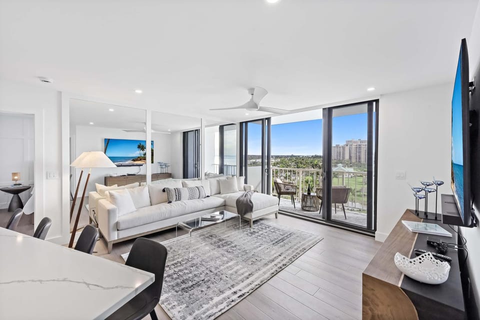Beachfront condo with views of beach and spacious pool House in Marco Island