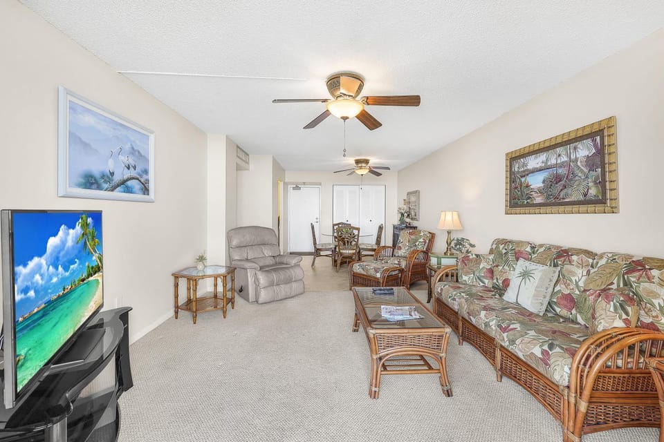 Beachfront condo with pool and ocean view from balcony House in Marco Island