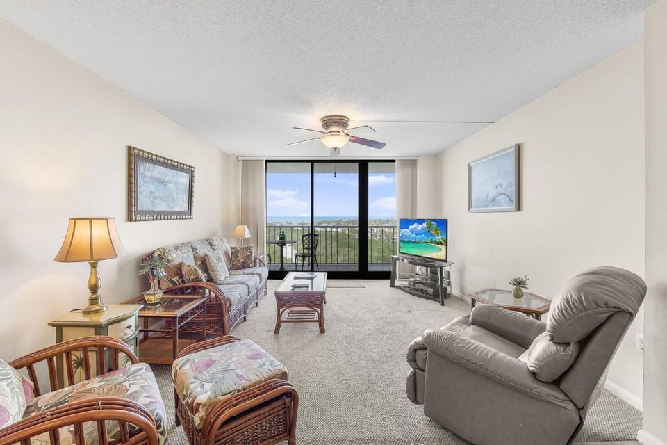 Beachfront condo with pool and ocean view from balcony House in Marco Island