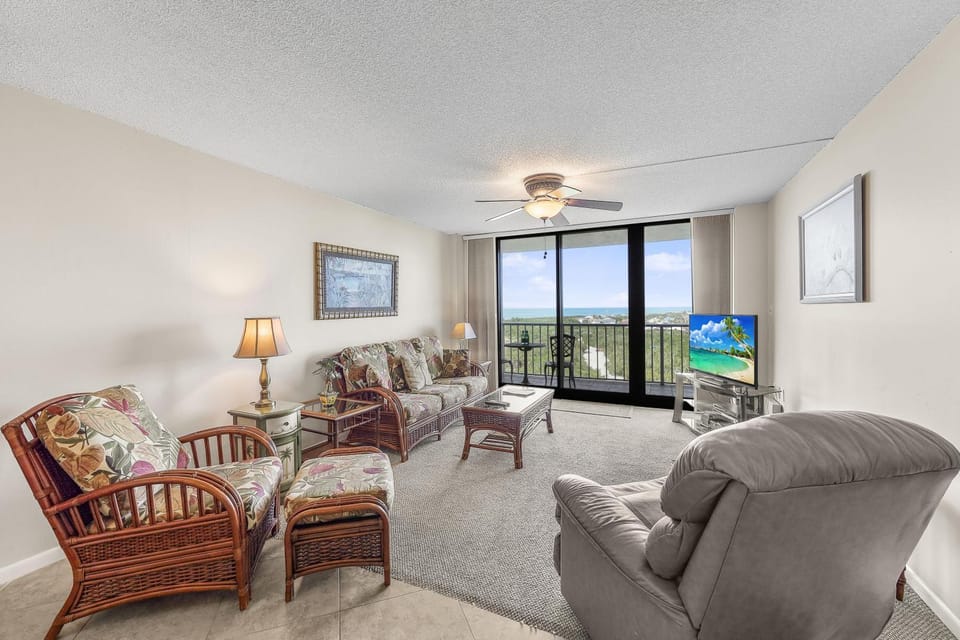 Beachfront condo with pool and ocean view from balcony House in Marco Island