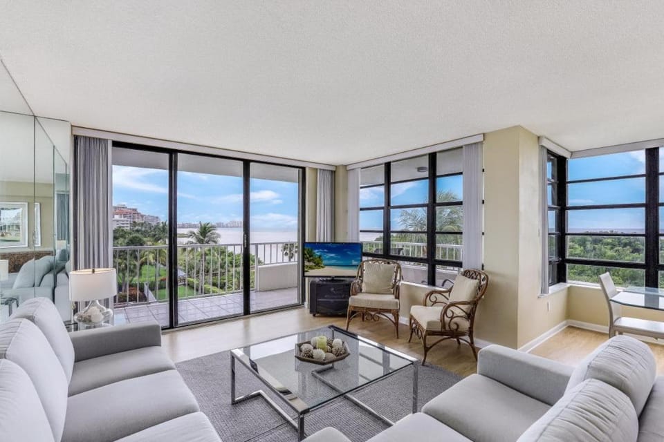 Front unit facing beach with wraparound balcony House in Marco Island