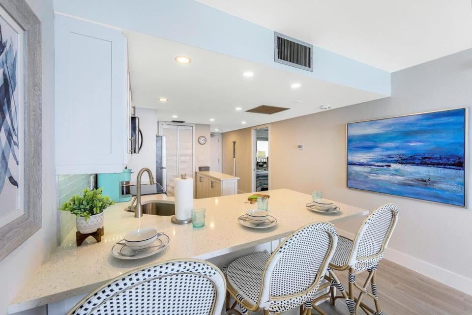 Charming beachfront condo with pool, spa and views House in Marco Island