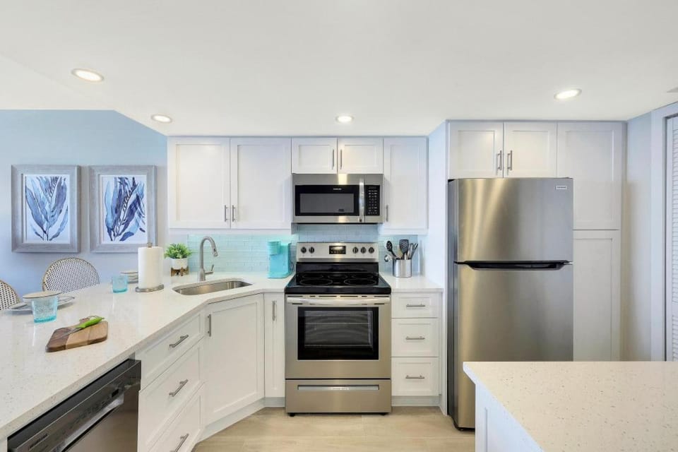 Charming beachfront condo with pool, spa and views House in Marco Island