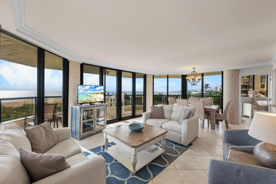 Stylish beachfront condo with spa/pool and ocean views House in Marco Island