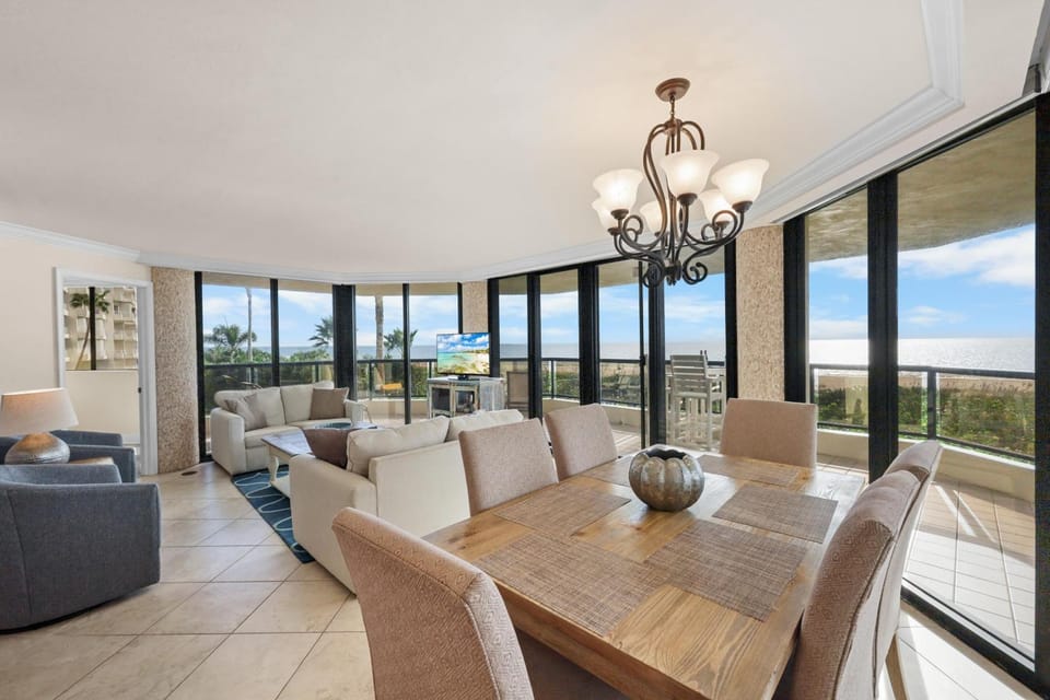 Stylish beachfront condo with spa/pool and ocean views House in Marco Island