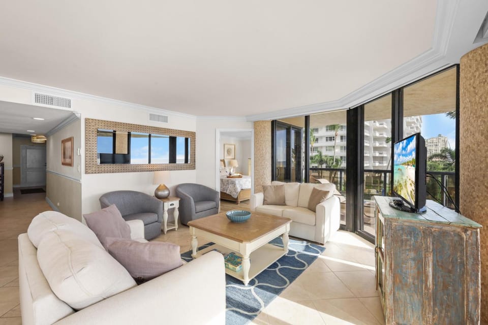 Stylish beachfront condo with spa/pool and ocean views House in Marco Island