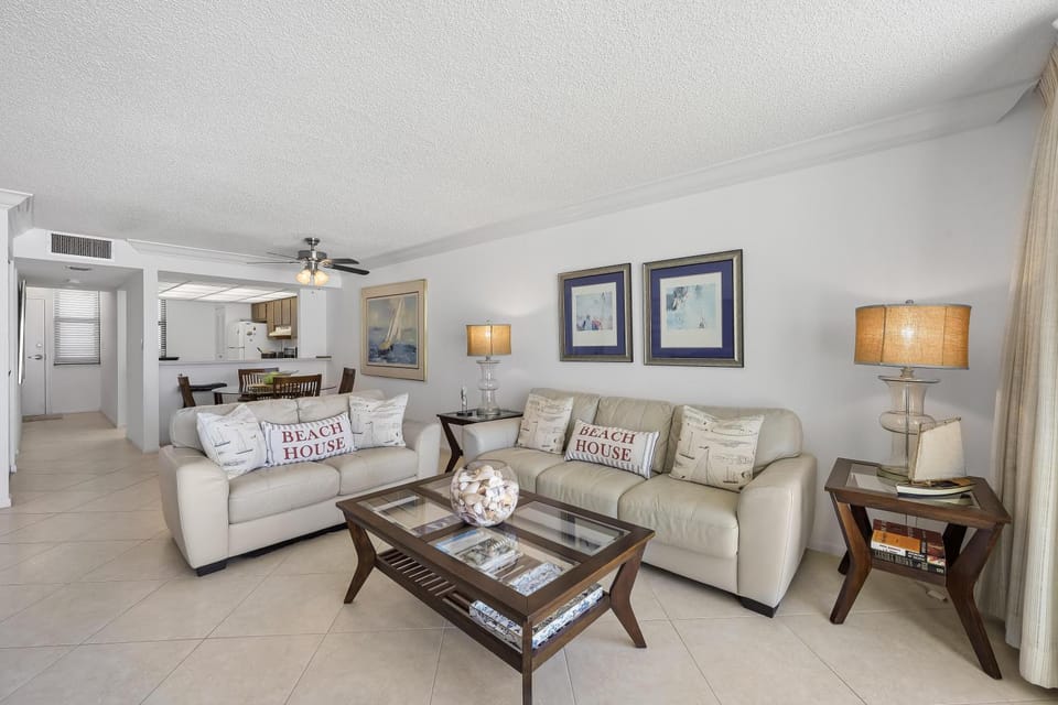 Eye-catching beachfront condo with pool and nice views House in Marco Island